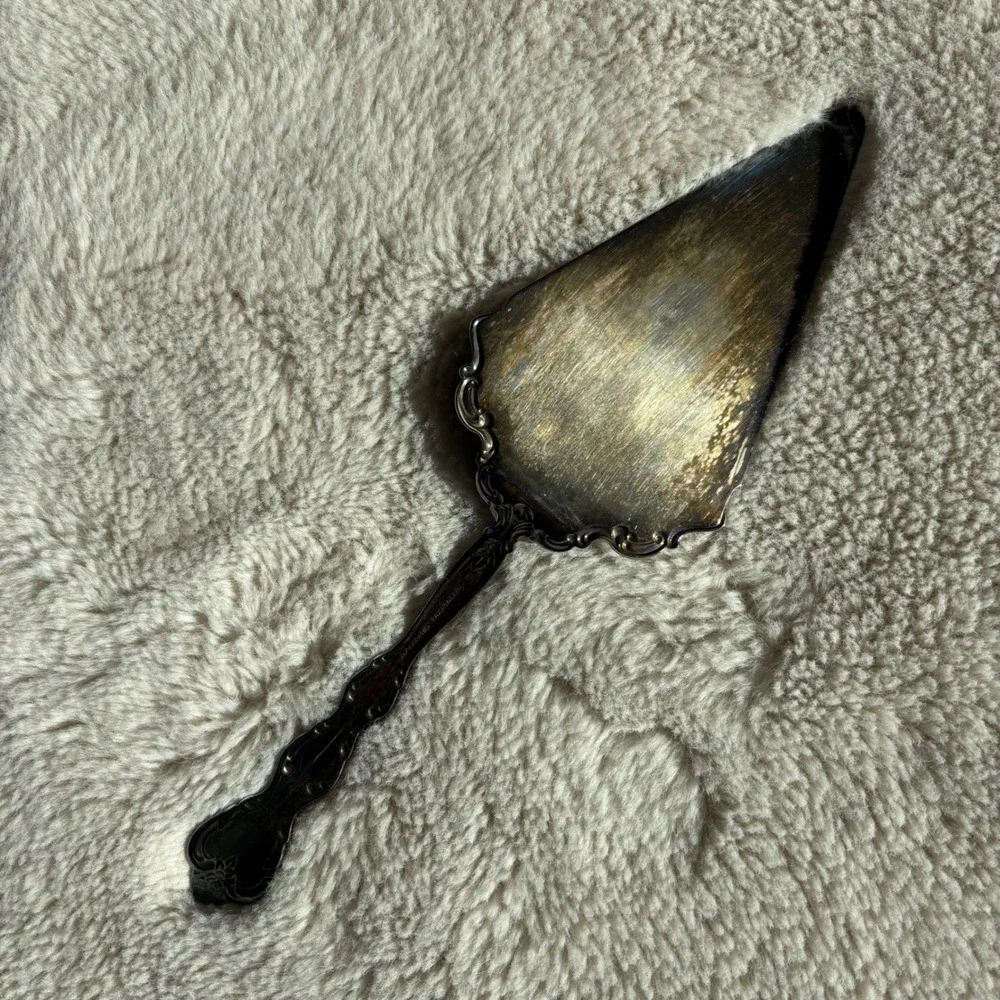 International Silver Cake Pie Server Silver‎ Ornate Floral Scroll